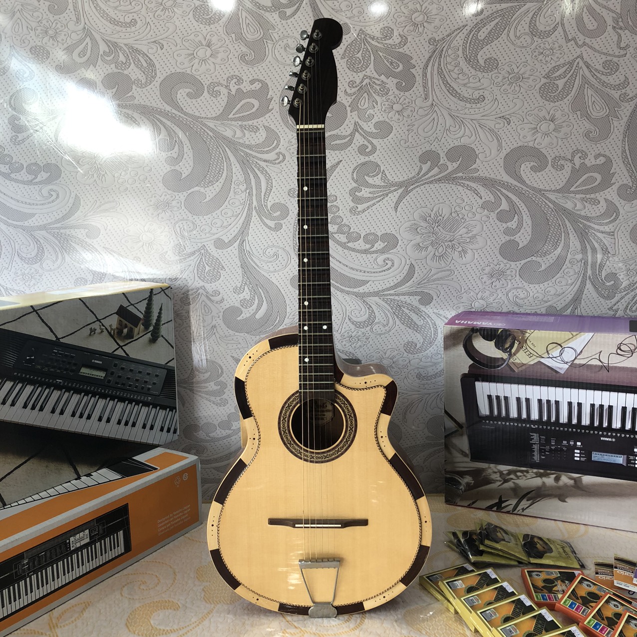 Guitar cổ Linas LC250